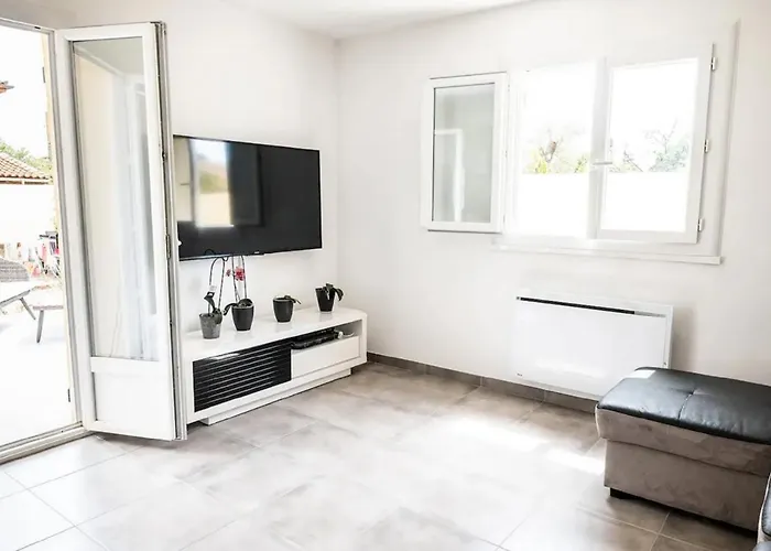 Апартаменты Cosyfamily Rdc 6pers-piscine-jacuzzi-jardin- Barbecue- Toppros Conciergerie *
