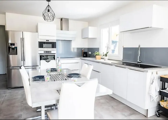 Апартаменты Cosyfamily Rdc 6pers-piscine-jacuzzi-jardin- Barbecue- Toppros Conciergerie Пероль