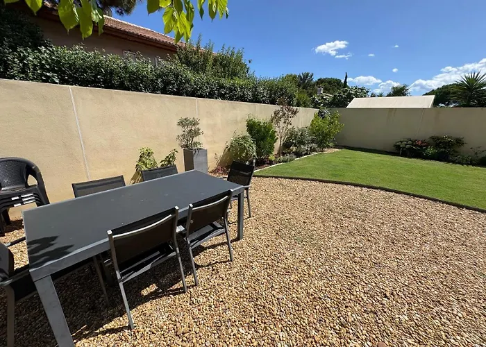 Апартаменты Cosyfamily Rdc 6pers-piscine-jacuzzi-jardin- Barbecue- Toppros Conciergerie *